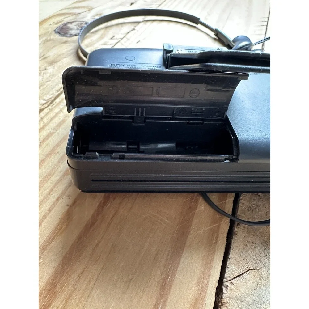 Sony Walkman WM-FX453 FM/AM Radio Cassette Player Radio Headphone MDR-W08 READ⬇️